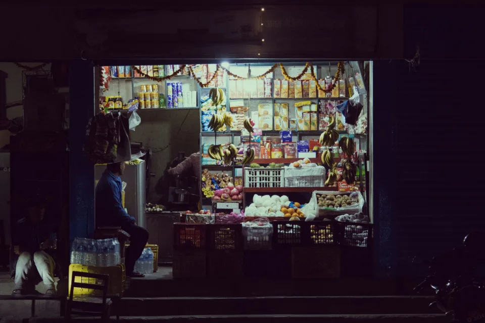 Lối đi trong cửa hàng
